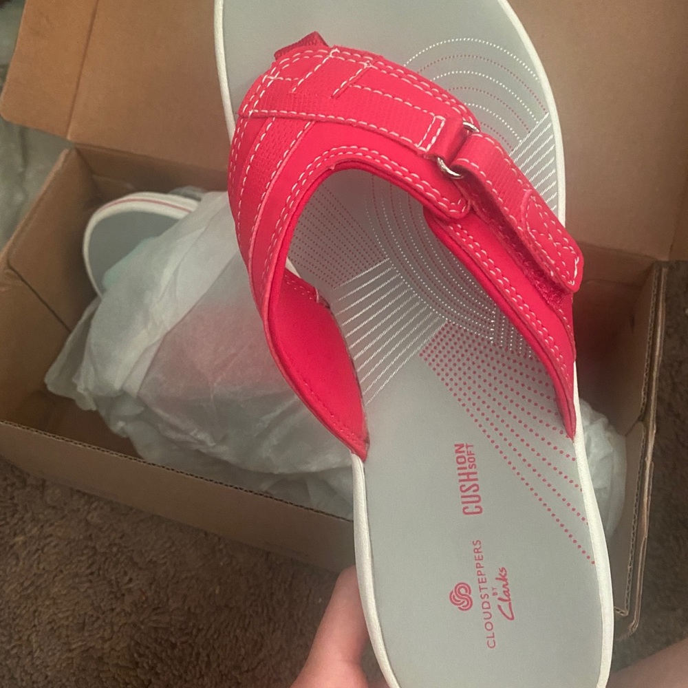 Womens Clark’s cloud steppers flip flops